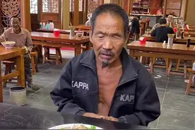 看见老爷爷来吃面，免费送给老爷爷面吃，再加点肉。老爷爷开心的笑了。视频封面