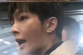 24日晚#炎亚纶 现身机场，不少粉丝代拍接机，期间一路人被撞倒，亚纶立即询问，随后还发文道歉#娱乐镜技场视频封面