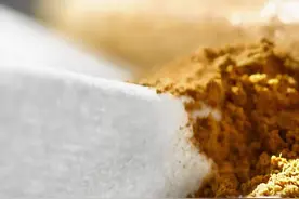 #中草药 剥肉桂树皮，是一门技术活，用专门的剥刀，于树干环切一刀，往上平移再切一刀#中药 #人参  #中药材