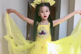 妈妈用塑料袋装女儿做孔雀公主儿童版造型！#生女儿就是用来打扮的 #原创作品 #西游记孔雀公主造型 @抖音短视频 @抖加热门视频封面