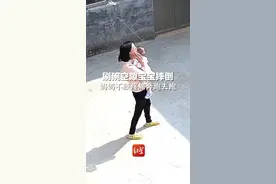 宝宝不慎摔倒，刚做完手术的妈妈不顾疼痛去抱，自责到打自己耳光。视频封面