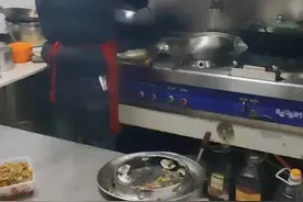 这几天本来生意也不好，刚准备下班，来一桌客人，师傅又在发脾气，说明天有事要休息一天，哎，心里堵的慌#餐饮视频封面
