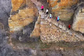 “石板沟”安乐坝～罗汉梯，位于林州合涧镇境内，山高险峻，峡谷四季流水，是南太行不多见的原始景观，有网红打卡地→试胆石→一线天→一指峰→罗汉梯→仙岩寺→双龙洞→雪光寺等等。你都走过吗？#大自然鬼斧神工 #dou出你的私藏景点 #站的高看的远 #户外登山运动 #旅行推荐官