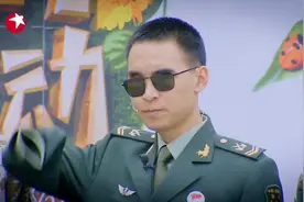 失去双眼和双手的排雷英雄杜富国，用残疾的右手敬军礼。感动！#我们在行动