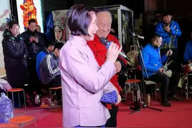 任宏恩老师还是非常幽默，夫人也漂亮视频封面