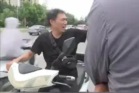 6月29日，郑州一只黑鸟疯狂袭击路人，原因竟是……＃黑鸟失去家人才迁怒路人，#黑鸟叨不戴头盔路人后续