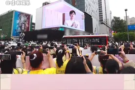 #李易峰成都裸眼3D大屏庆生 #李易峰 生日亮相春熙路裸眼3D大屏，与粉丝隔空互动，送出@六福珠宝 超大钻戒！视频封面