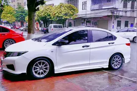 本田锋范车主到店置换轮毂 觉得17寸比较大  改到16寸 大小适中