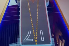 战斗机如何从山东舰的机库运到甲板上？#航母 #战机 #山东舰 视频封面