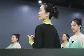 你真的会“抬头挺胸”吗？有的同学一挺胸，就容易塌腰，撅屁股，正确的打开方式是这样的…#中国舞教学