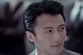 梳上背头最帅的男人。 #谢霆锋  这才是男人该有的样子，#锋味 这样的男人才会让人觉得很高级。  #背头 #泡沫发蜡视频封面