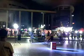 四个残疾人同台卖唱，真假难分？视频封面