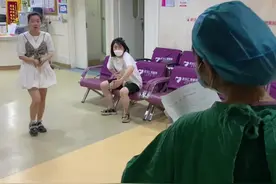 当知道生的女儿，产房外全家人的反应。一家人都好可爱~#新生儿 #产房外的等待 #迎接新生命 #产房 视频封面