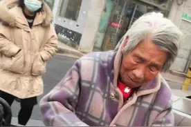 12月10日，河北邢台。网友发视频，小车被大妈骑三轮剐蹭蹭，车主看老人从兜里掏出来一堆零钱要赔偿，心酸婉拒让老人留着。@邢台丁师傅太和板面 #关爱老人 #生活 #感动 