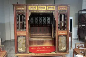 拔步床是一种传统的大型古床，或称“八步床”、“踏步床”，是