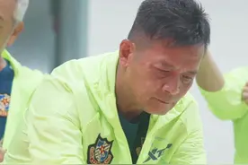 赛前更衣室，在赠送给赛事各方及工作团体的纪念品上，认真签名之#黄日华 #香港明星足球队视频封面