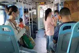 8月2日（采访时间）南京，公交车过路口限速行驶“对上班族来说真苦不堪言”#南京公交限速 视频封面