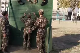 #军旅人生第一步 三人协助攀登，最考验战友间默契的训练科目！（彭超 于辉）