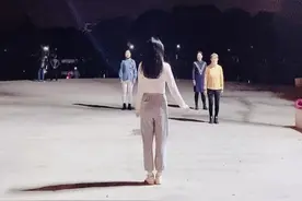 学会这五个手势，以后跳广场舞都不用愁了！#广场舞 #热门音乐 @抖音短视频