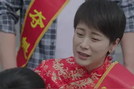 #黄磊 #海清 #周奇 #刘家祎 童文洁坐着轮椅穿着大红袍，祝孩子们旗开得胜视频封面