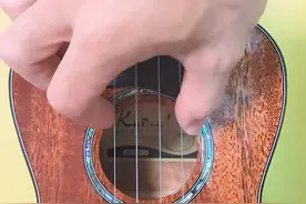 尤克里里千万不要这么玩，我怕你会上瘾#尤克里里 #有何不可 #尤克里里教学 #简单拍一夏 视频封面