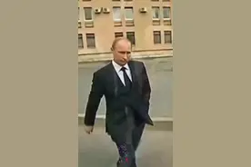 文能提笔安天下，武能跨马定乾坤！七十岁的老头走路都带风！最具人格魅力的帅到天际的男人！#致敬 #传奇人物 #男神 #孤身的人 视频封面