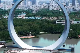 当时国内最大的无辐式#摩天轮，它名字叫“时代运转”，就连大多本地人都没有乘坐过！#常州#紫荆公园#航拍