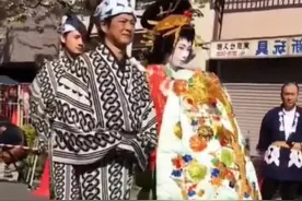 日本花魁的裝束   花魁身穿約20公斤的華麗衣裳，腳踏約三尺高且重的大木屐，難怪流傳著“花魁走路比牛車慢"的諺語，走路的方法分為"內八文字"與"外八文字" …  #日本 #花魁 #上熱门