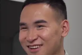 这是杜富国摘下墨镜后的笑容，看得感动也给人力量。致敬！视频封面