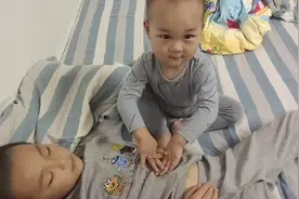 #温馨画面 哥哥肚子痛，弟弟说他帮哥哥揉揉小肚肚