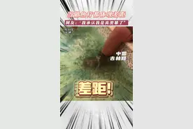 男子做鱼疗，一只脚吸引了整个鱼池的鱼！对面大爷满眼无奈又羡慕。@芋圆 