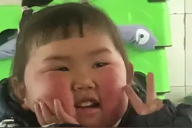 2月20日，河南鹤壁，萌娃在幼儿园被老师绑了个雷人发型，结果自己还挺喜欢。