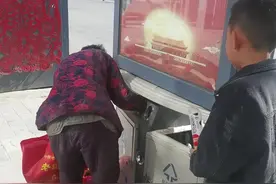 碰到一个拾垃圾吃的老奶奶，我和儿子给他买了一个面包，结果，他给我扔了#可怜的老人 视频封面