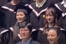 5月20日，TFBOYS成员王俊凯在北电拍摄毕业照，穿着学士服的小凯太帅了！祝小凯毕业快乐，前程似锦！视频封面