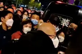 突发疫情，准备将学生转运，丹东市教育局工作人员向聚集的家长做解释工作视频封面