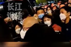突发疫情，学校准备转运学生。丹东市教育局工作人员向聚集的家长做解释工作。“老师可以没饭吃 学生必须保证”#疫情防控视频封面