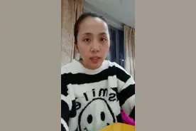 彭亚楼出事后来第一年，白天基本不睁眼，夜里基本不睡觉。 不睡觉的时间，面部扭曲，眼球震颤，眼球上翻，只要他不睡，我就一直给他按摩头皮。 他全身瘫软不能动不能坐更不能站，哪怕他是插了三根管子，我也想尽办法给他尽可能的多运动。从拖着全身瘫软的他做仰卧起坐，到怀抱着瘫软的他坐椅子，再到给他站床，靠墙站，每一步都走的好艰辛… 日复一日的时间，精力 反反复复的尝试，总结视频封面