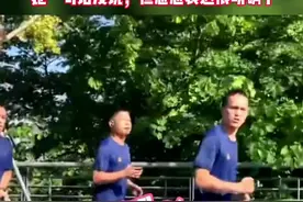 重庆，小姐姐偶遇“蓝朋友”跑步，笑声太魔性了！#惊不惊喜意不意外视频封面