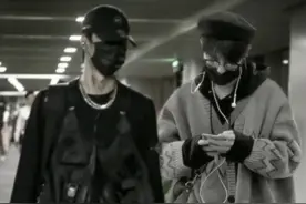 到底谁更粘人❤💚一个好甜的拉手#肖战王一博 #博君一肖 视频封面