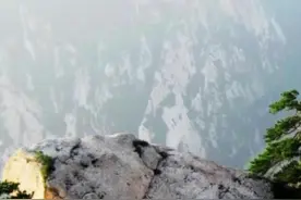 开凿于道坎悬崖上的华山第二天险鹞子翻身，你挑战过吗？#鹞子翻身#下棋亭#华山#华山西峰索道@DOU+小助手 #旅行推荐官