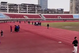 10秒6，起跑前10米还是不敢全力加速