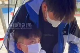 3月16日，安徽毫州。学校组织接种疫苗，男生因害怕而躲避打针，朋友帮忙将其摁住。网友：又惨又好笑  #校园 #可爱 #打疫苗 @满肚子五花肉 视频封面