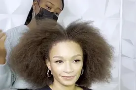 妹子头发蓬松散开像把伞，为了参加聚会全部编成辫子，时尚又好看