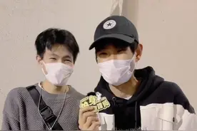 听说现在的男生都喜欢姐姐？最后那个过分了！#街头采访 #帅哥 #街访 #情感 #姐弟恋