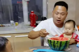 蹭饭大爷又来蹭西瓜了，铁锤这一天是防火防盗防大爷，防不胜防😂#萌娃搞笑日常 #童言童语 #人小鬼大 视频封面