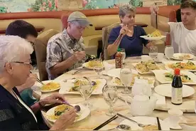 美国素食家庭聚餐吃这些。家里有中国媳妇全体使用筷子##@DOU+小助手 #视频封面