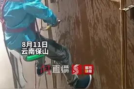 男子22楼墙外检修燃气管道，竟被业主泼水16次。知情者：已报警！视频封面