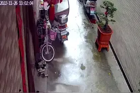 经网友报料，监控记录下这两个人在玉二村多户人家门口逗留视频封面