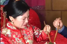 看姐姐出嫁弟弟不舍瞬间流下泪水，给姐姐夹菜，为姐姐抹泪。暖心又让让人心酸。#姐弟情深视频封面