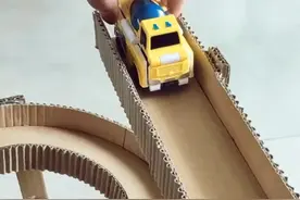 妈妈用废纸箱给儿子做的三层小汽车跑道，做法很简单，就是弯道坡度不好调整#手工 #玩具 #DOU出新知